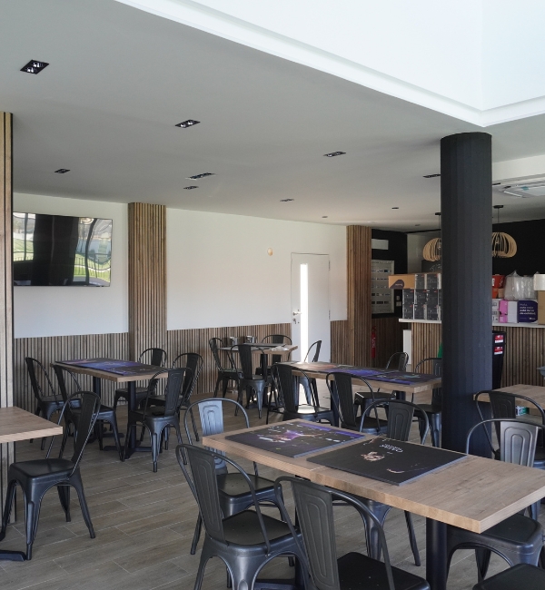 Disfruta del restaurante de BluBeach Club después de tu partido